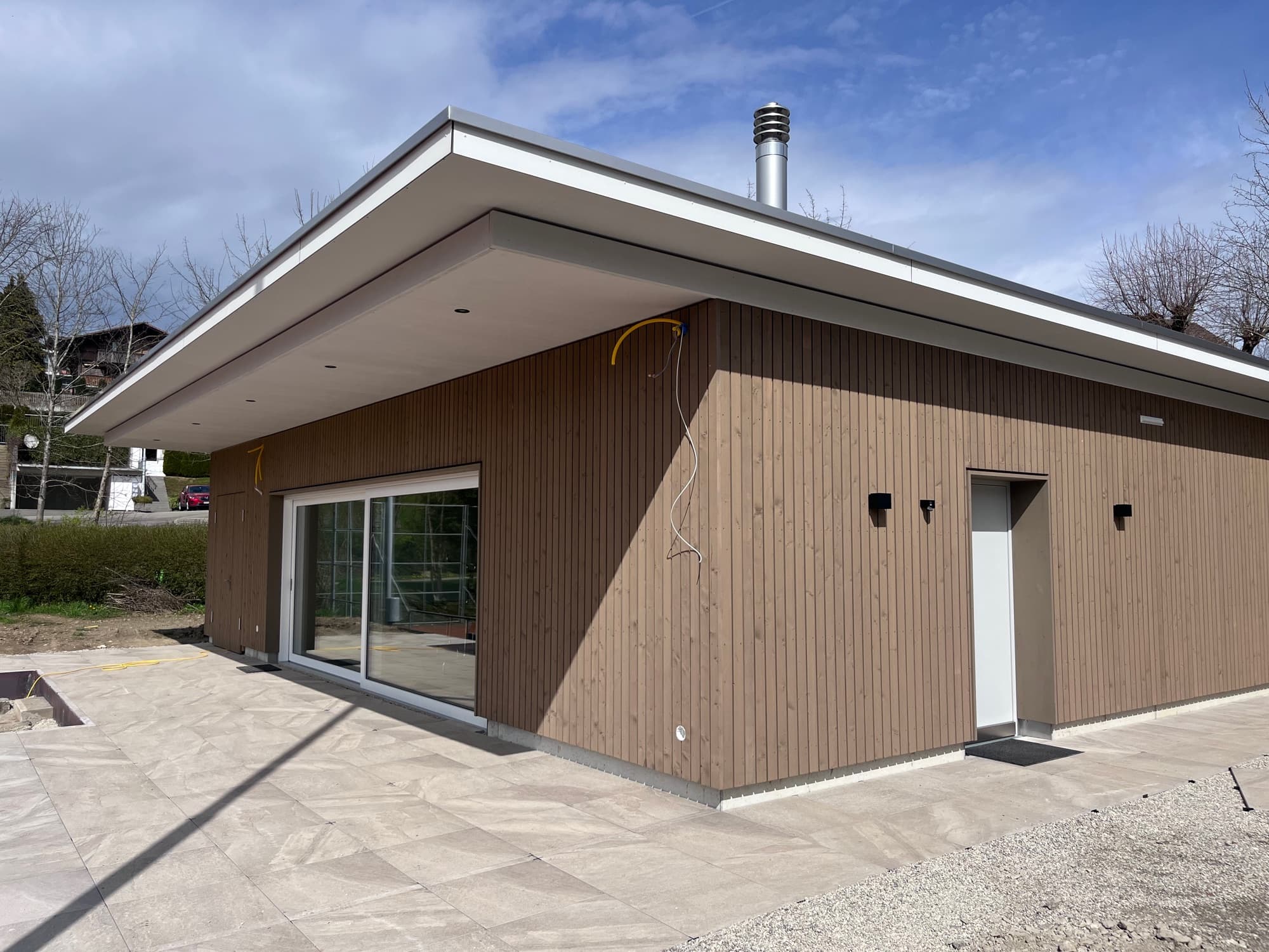 Das neue Clubhaus mit Holzfassade